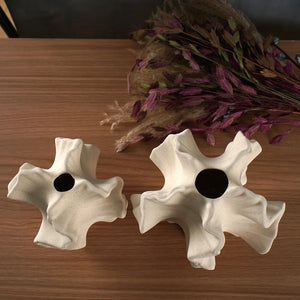 Deux vases en céramique beige avec fleurs séchées sur table en bois
