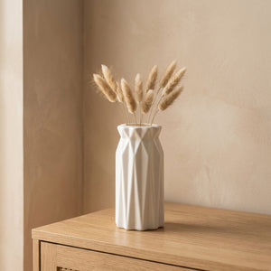 Vase blanc scandinave facetté géométrique avec des pampas