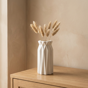 Vase blanc scandinave facetté géométrique avec des pampas