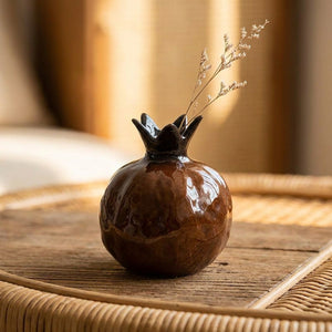 Vase grenade en céramique marron brillante vue de près