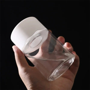 Main tenant le vase hydroponique transparent taille réelle