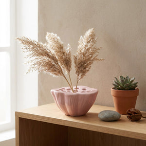 Vase Ikebana rose sur étagère en bois clair avec pampas style japandi minimaliste