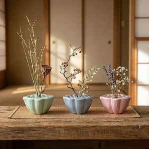Trois vases Ikebana lotus en céramique céladon bleu et rose dans un intérieur japonais zen