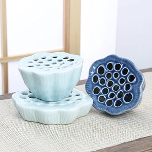 Vase Ikebana compact céladon et disque plat bleu foncé côte à côte sur natte japonaise