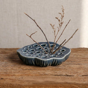 Vase Ikebana disque plat en céramique couleur bleu gris avec branches séchées