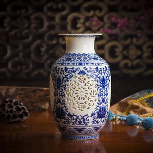 Vase boule ajouré bleu et blanc en porcelaine vue détail