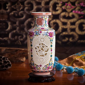 Vase ajouré famille rose Jingdezhen vue de profil décor floral détaillé
