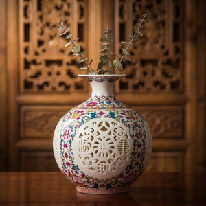 Vase ajouré multicolore famille rose en porcelaine de Jingdezhen avec gypsophila sur surface marbre