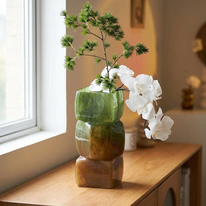 Vase en verre géométrique empilable vert et ambré marbré garni de fleurs blanches