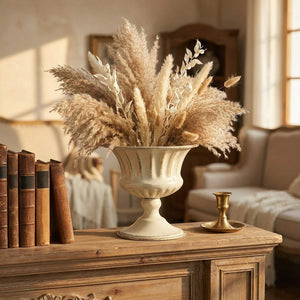 Vase médicis avec pampas séché sur un manteau de cheminée vintage