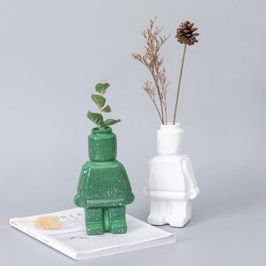 Vase robot avec plante succulente vue de profil