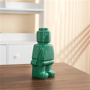 Vase robot en céramique vert tacheté style nordique sur table en bois