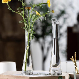 Vase verre transparent bouche inclinée détail bouche