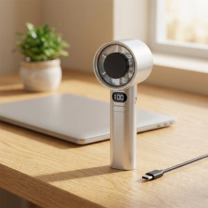 Ventilateur portable à main gris rechargeable USB avec écran digital sur un bureau