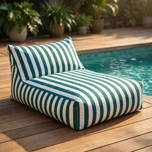Pouf géant flottant à rayures vert foncé posé au bord d'une piscine