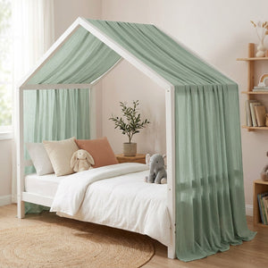 Ciel de lit cabane vert sauge sur un lit maison en bois dans une chambre d'enfant lumineuse