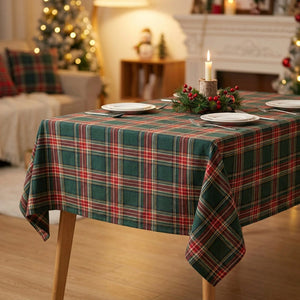 Nappe de Noël à carreaux tartan verte dressée sur une table en bois