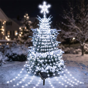 Guirlande solaire de Noël en cascade blanc froid sur un sapin enneigé