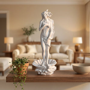 Statue de Vénus blanche sur une étagère murale en bois avec une plante