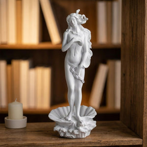 Statue de Vénus blanche sur une bibliothèque dans une ambiance chaleureuse