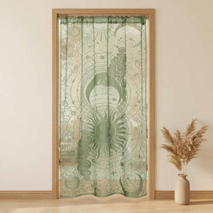 Voilage bohème en dentelle vert sauge à motif soleil lune et étoiles suspendu devant une porte