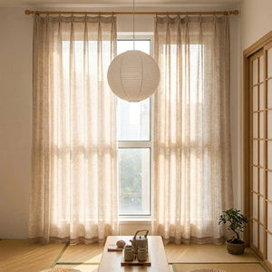 Voilage japonais dans un salon tatami avec table basse en bois et lanterne suspendue