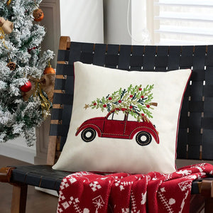 Housse de coussin crème brodée d'une voiture rétro avec sapin sur le toit