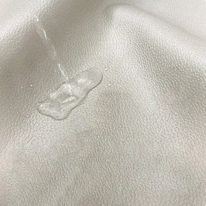 Détail du revêtement effet cuir imperméable de la housse de tête de lit