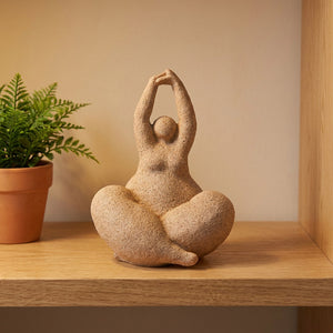 Figurine femme yoga résine style poterie pose Lotus Terracotta sur étagère en bois