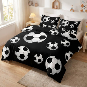 Housse de couette imprimée ballon de football noir sur un lit dans une chambre d'enfant
