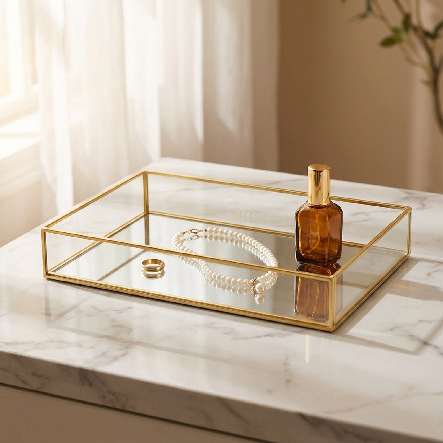 Plateau décoratif en verre et métal doré posé sur une table avec bijoux et flacons dans un intérieur chaleureux