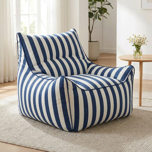 Housse de fauteuil pouf à rayures bleues et blanches installée dans un salon lumineux