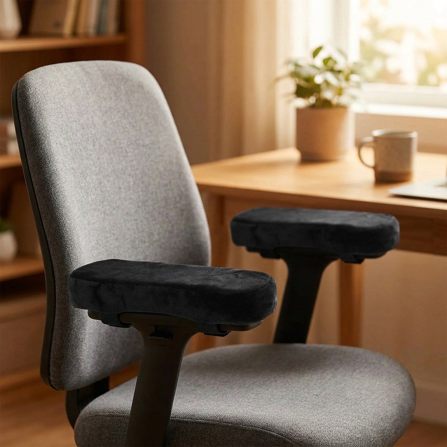 Coussin d'accoudoir en mousse à mémoire noir installé sur l'accoudoir d'une chaise de bureau ergonomique