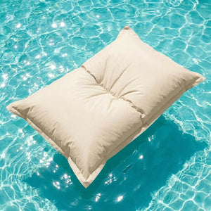 Pouf flottant pour piscine beige flottant sur l'eau, vue produit