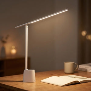 Lampe de bureau LED blanche pliable allumée sur un bureau éclairant un cahier