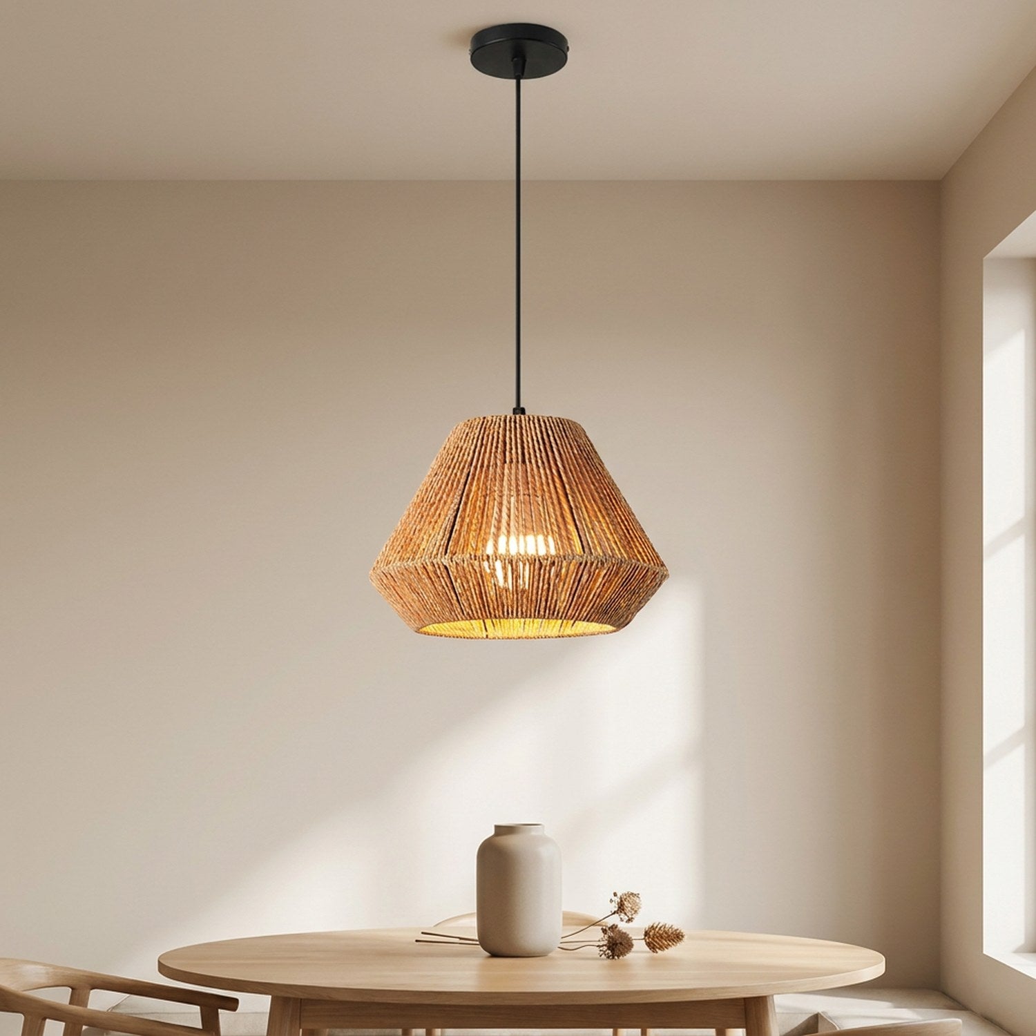 Suspension en rotin tressé bohème allumée au-dessus d'une table en bois