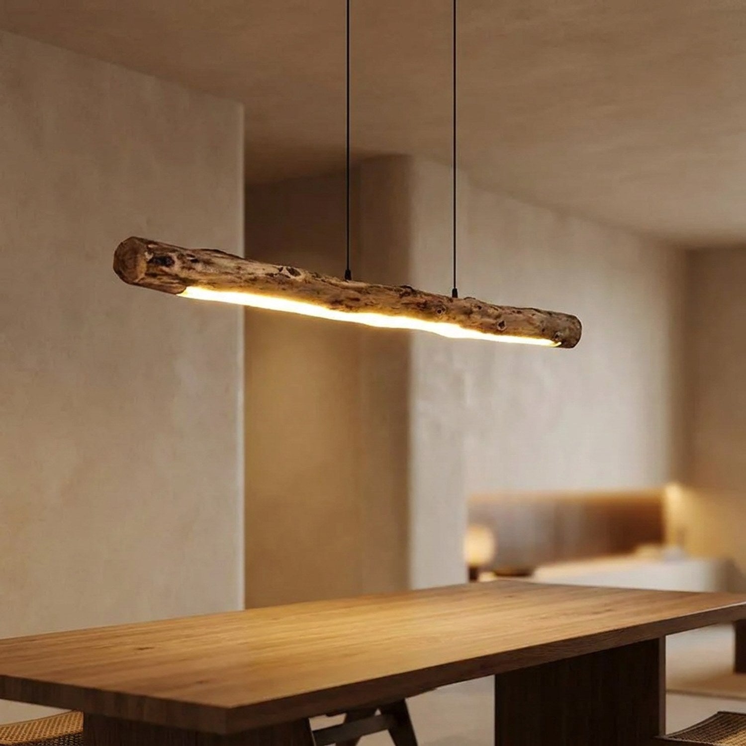 Suspension en bois naturel allumée avec LED tricolore au-dessus d'une table à manger