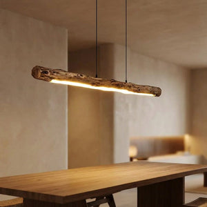 Suspension en bois naturel allumée avec LED tricolore au-dessus d'une table à manger