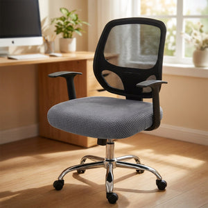 Housse d'assise texturée installée sur le siège d'une chaise de bureau grise