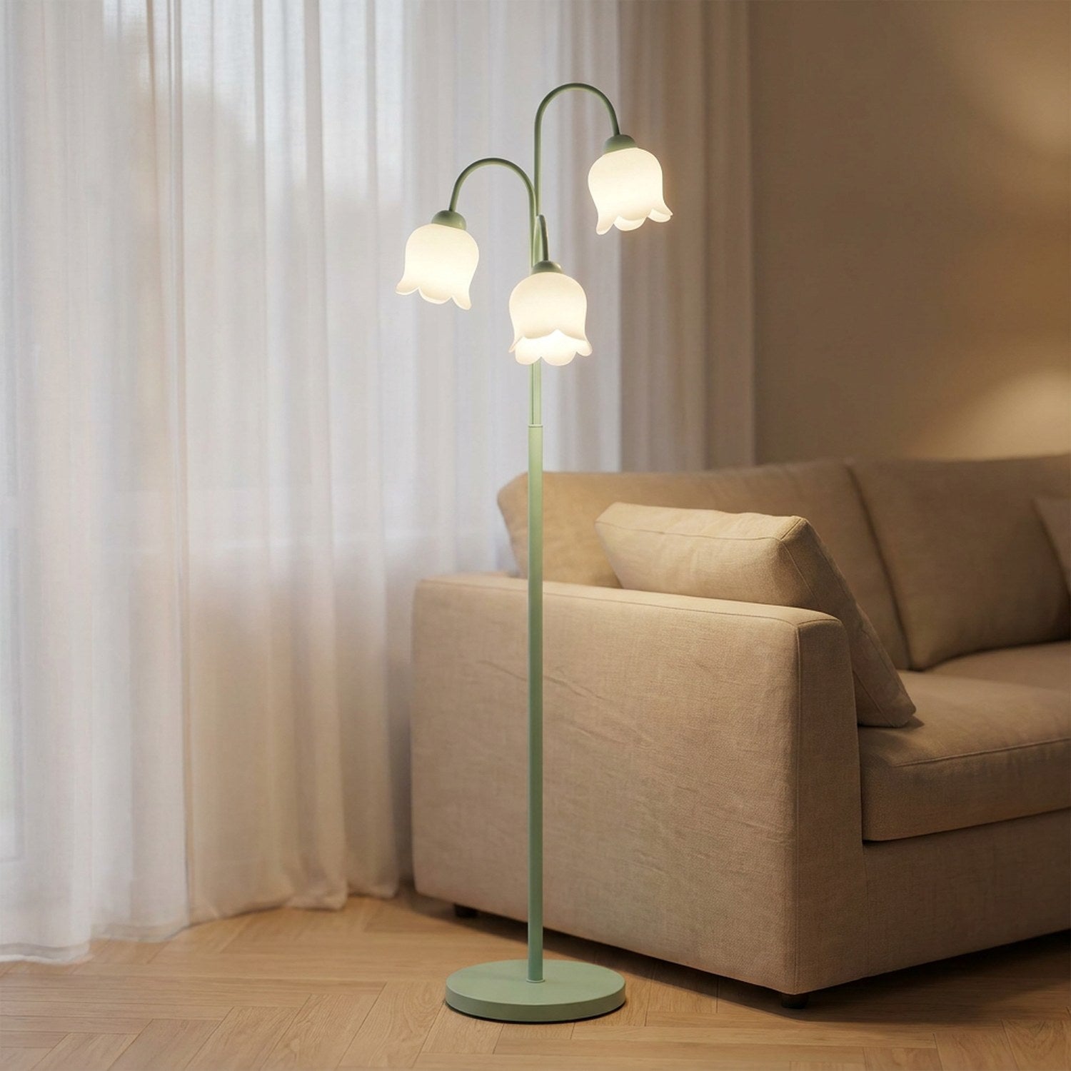 Lampadaire muguet vert à trois fleurs lumineuses blanches dans un salon chaleureux