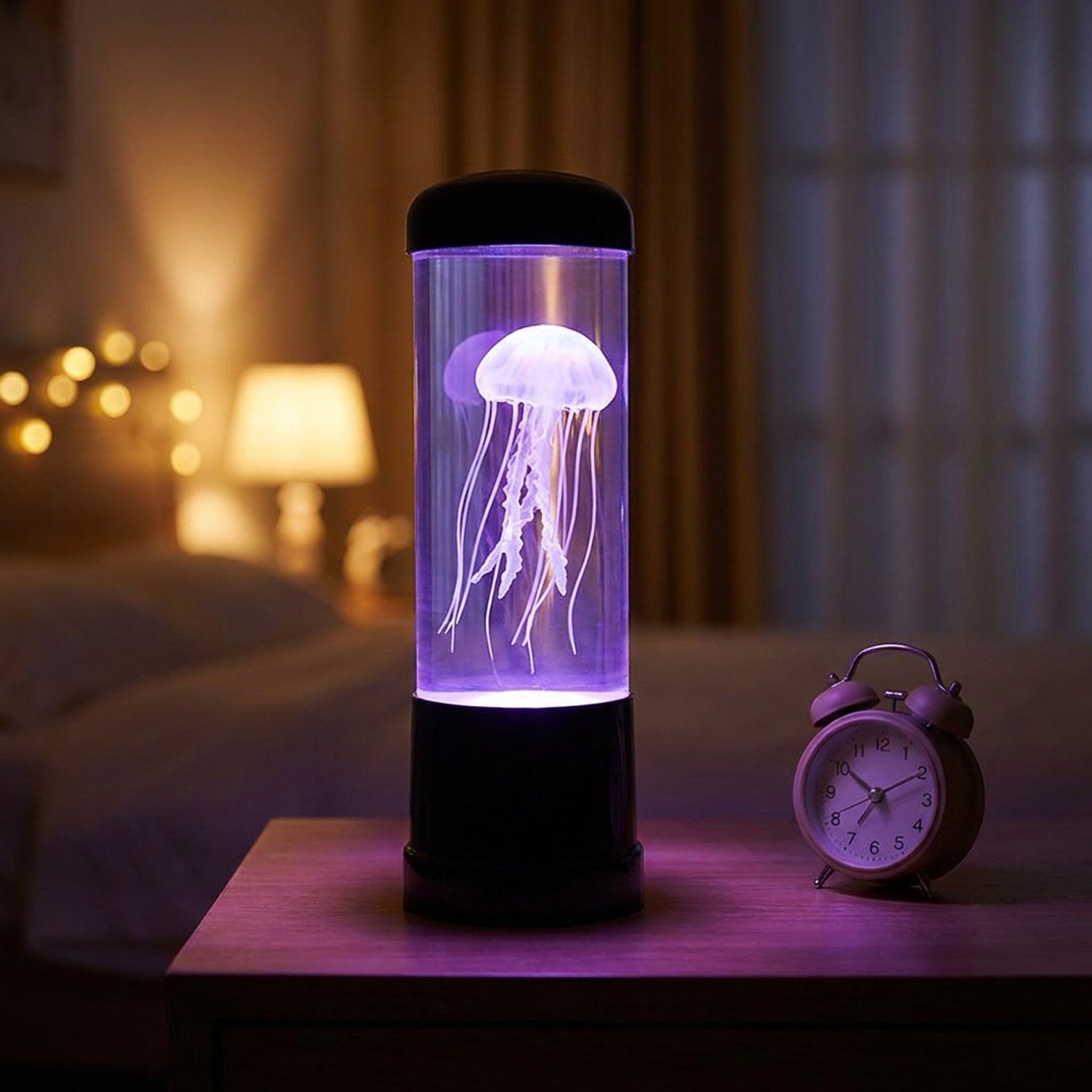 Lampe méduse USB allumée en violet posée sur une table de nuit