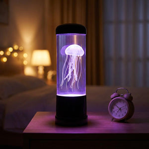 Lampe méduse USB allumée en violet posée sur une table de nuit
