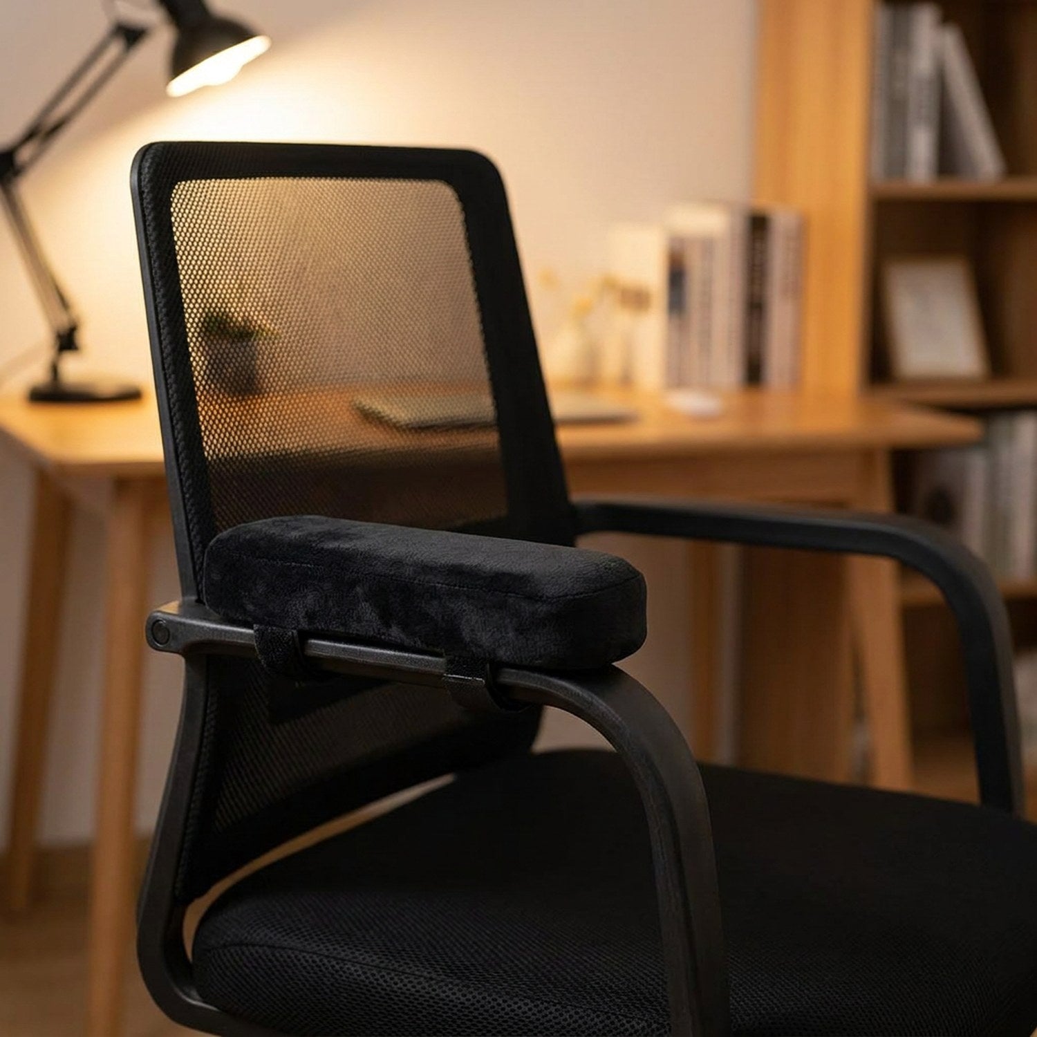 Coussin d'accoudoir noir en mousse à mémoire de forme fixé sur l'accoudoir d'une chaise de bureau