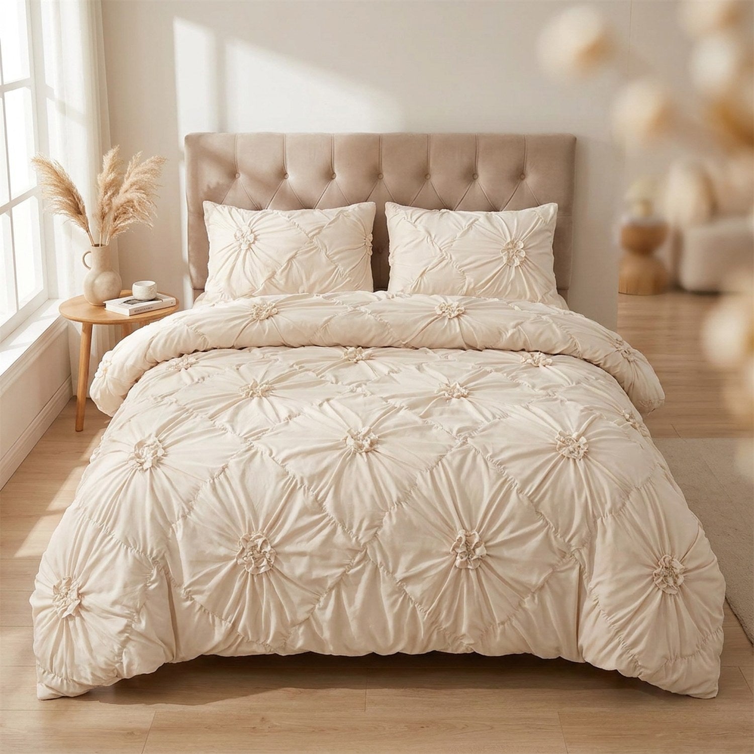 Parure de lit beige aux fleurs froncées en relief installée sur un lit dans une chambre lumineuse