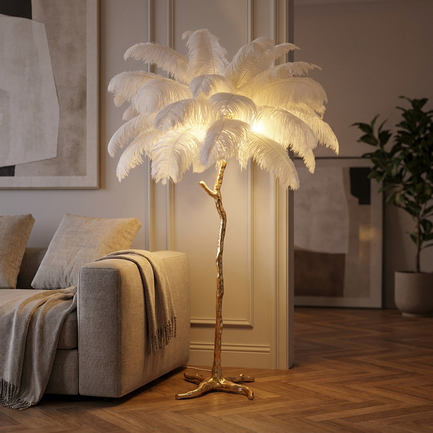Lampadaire en plumes d'autruche blanches sur un pied branche doré diffusant une lumière chaude dans un salon