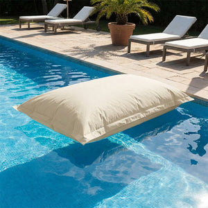 Pouf flottant beige au bord d'une piscine ensoleillée