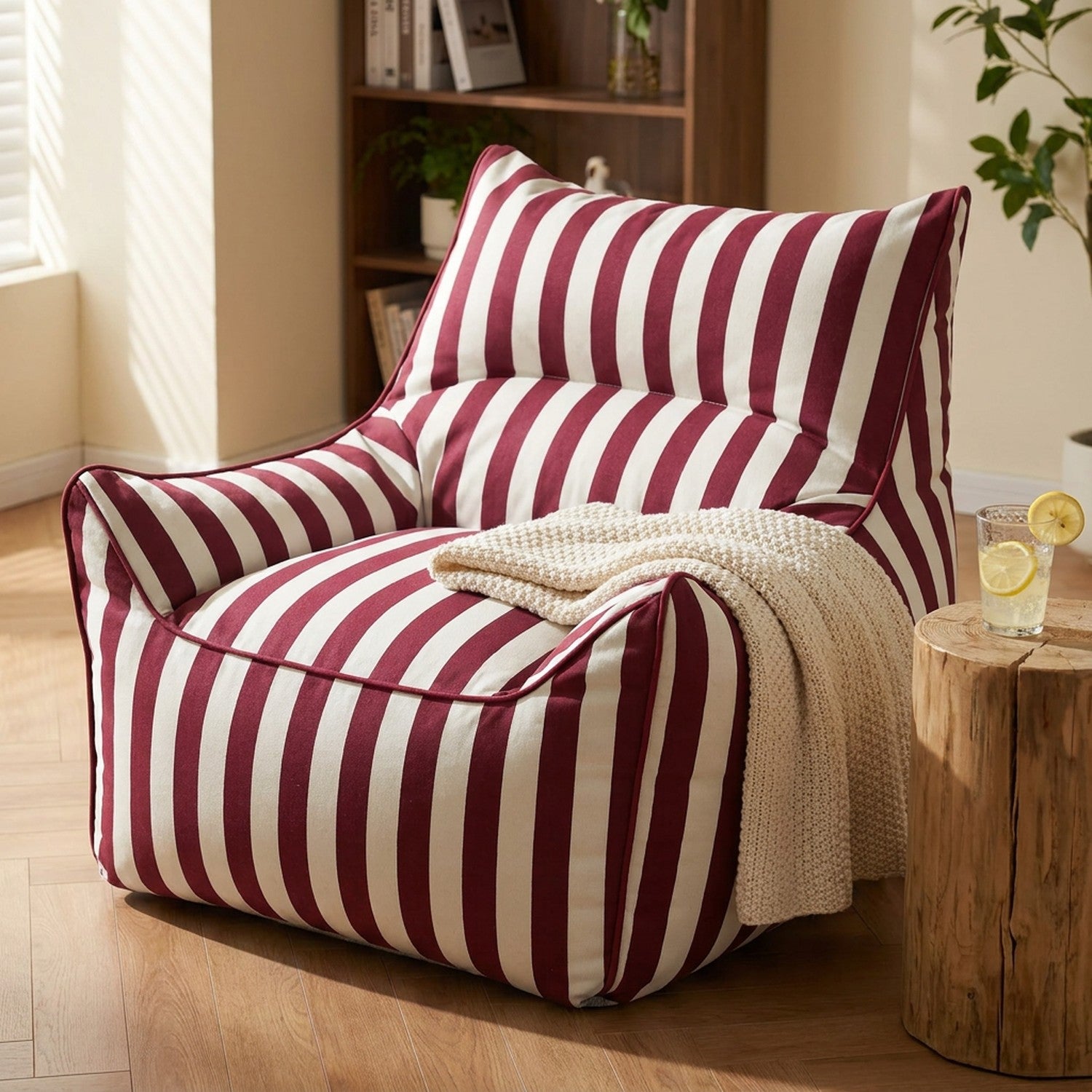 Housse de fauteuil pouf à rayures rouges et blanches dans un coin lecture cosy