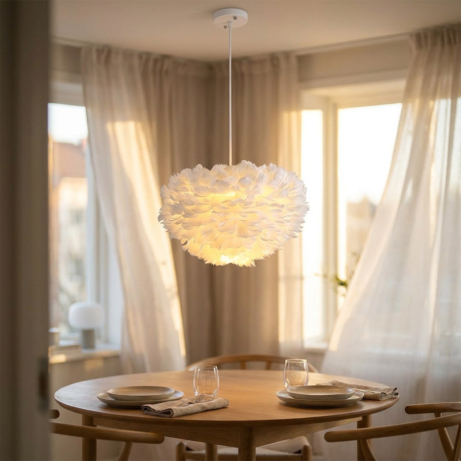 Suspension boule en fausses plumes blanches allumée dans un coin repas lumineux