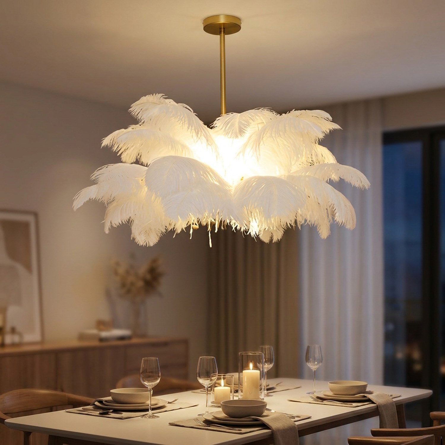 Lustre en plumes d'autruche blanches suspendu au-dessus d'une table à manger dressée