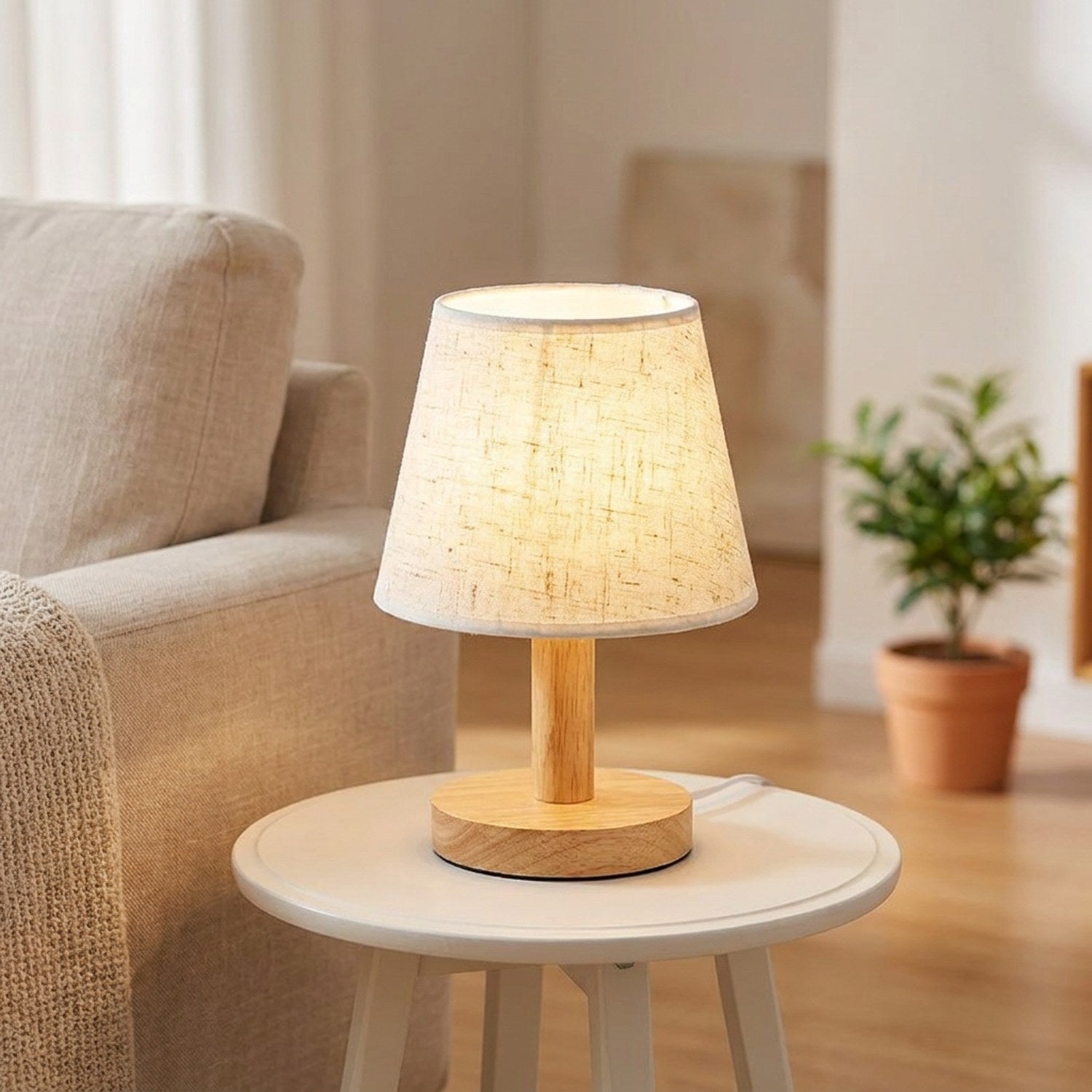 Lampe de chevet rétro posée sur une table d'appoint blanche près d'un canapé beige